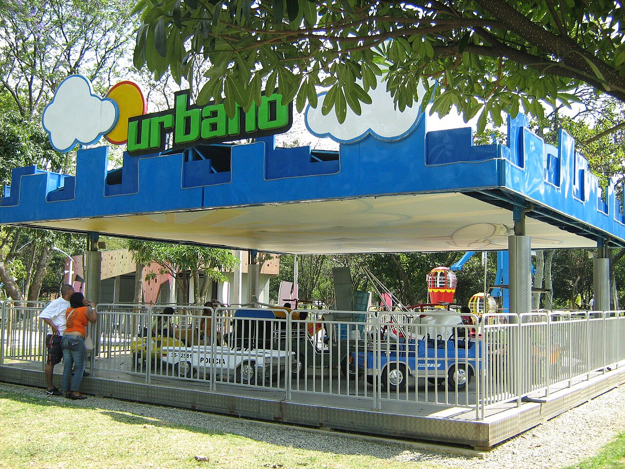 Family rides at Parque Norte, Medellín